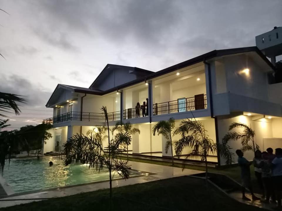 Sea Lagoon Beach Hotel Trincomalee Buitenkant foto