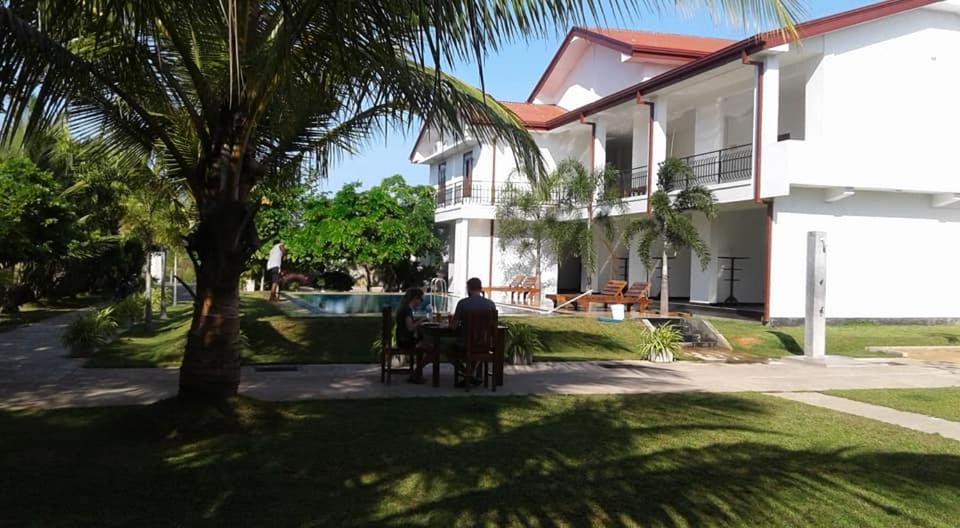 Sea Lagoon Beach Hotel Trincomalee Buitenkant foto