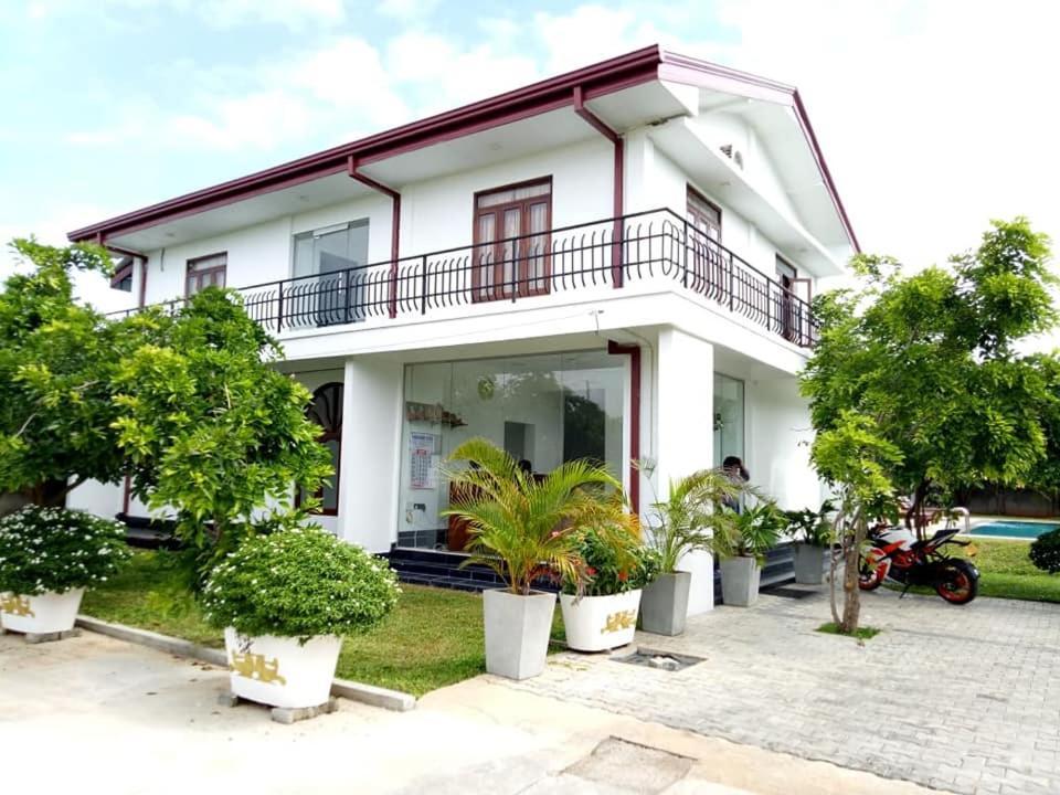 Sea Lagoon Beach Hotel Trincomalee Buitenkant foto