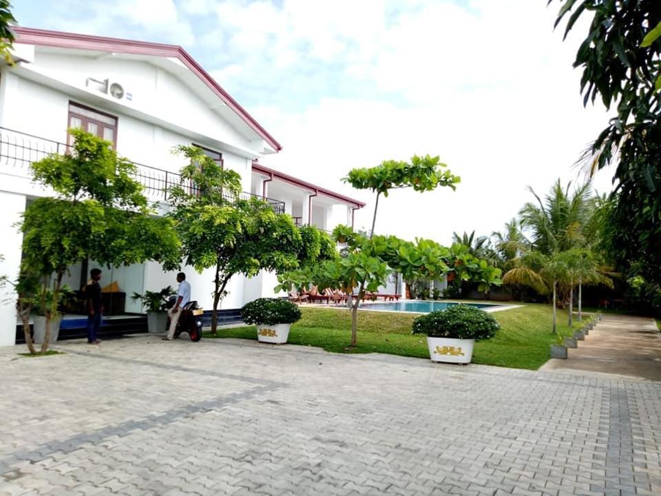 Sea Lagoon Beach Hotel Trincomalee Buitenkant foto