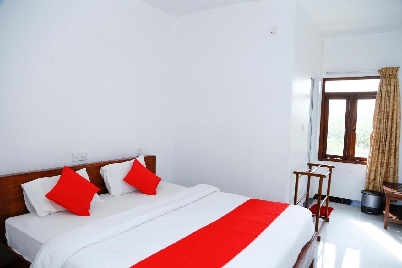 Sea Lagoon Beach Hotel Trincomalee Buitenkant foto
