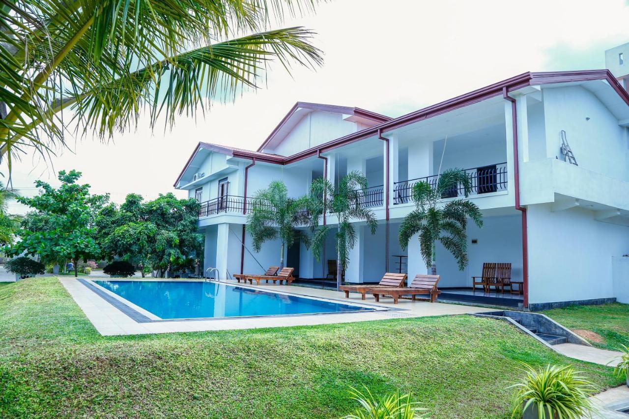 Sea Lagoon Beach Hotel Trincomalee Buitenkant foto