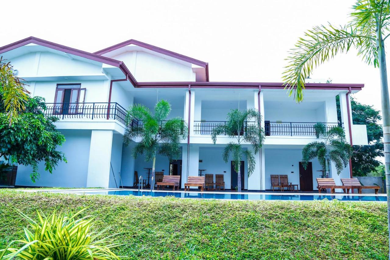 Sea Lagoon Beach Hotel Trincomalee Buitenkant foto