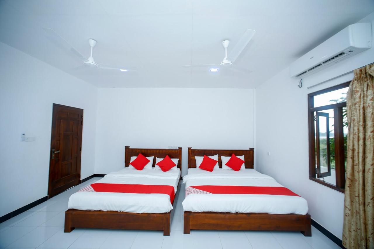 Sea Lagoon Beach Hotel Trincomalee Buitenkant foto