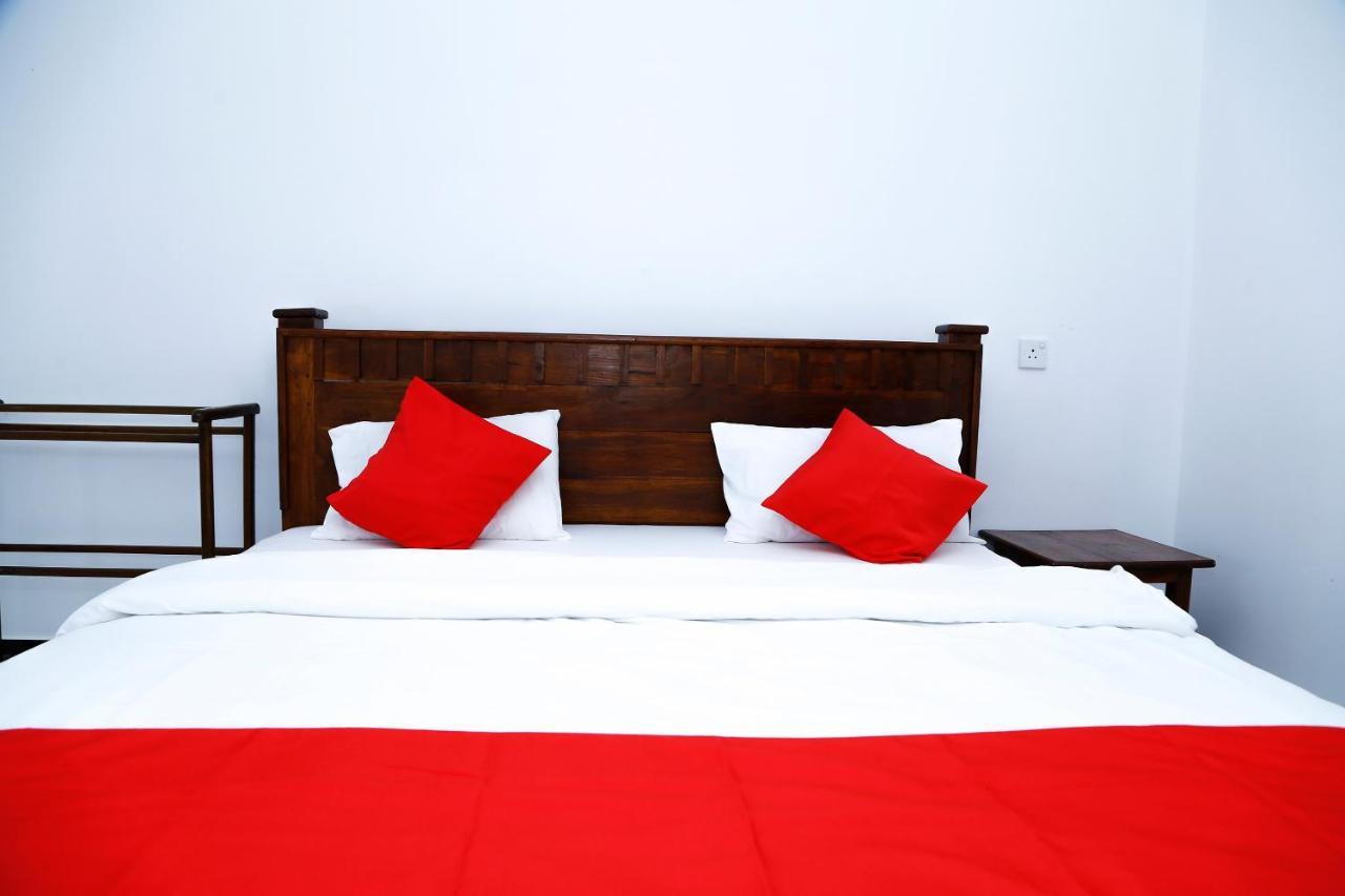 Sea Lagoon Beach Hotel Trincomalee Buitenkant foto