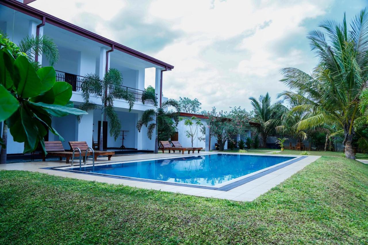 Sea Lagoon Beach Hotel Trincomalee Buitenkant foto
