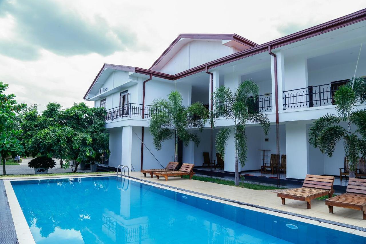 Sea Lagoon Beach Hotel Trincomalee Buitenkant foto