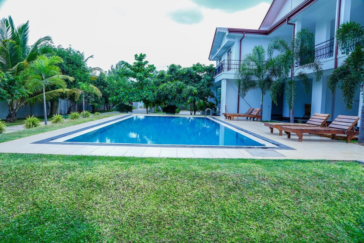 Sea Lagoon Beach Hotel Trincomalee Buitenkant foto