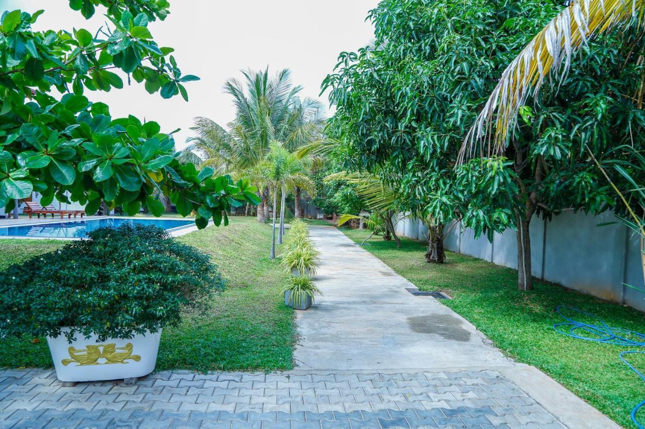 Sea Lagoon Beach Hotel Trincomalee Buitenkant foto